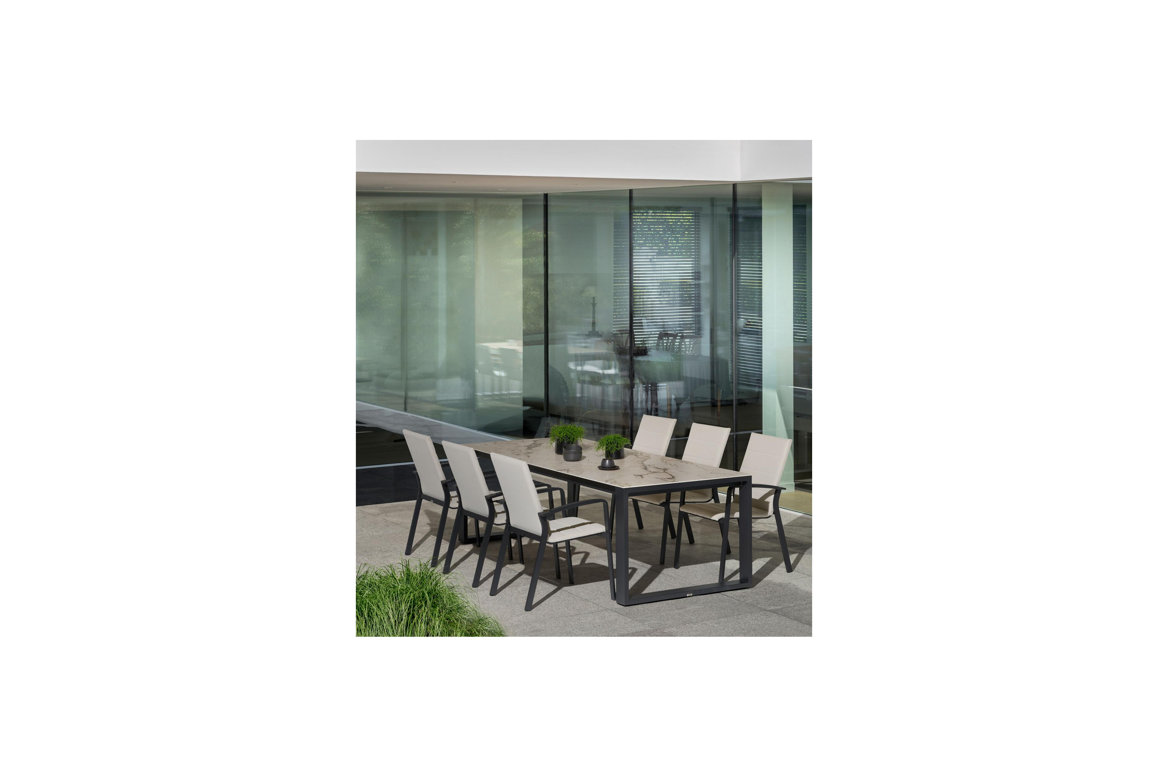 Lioni stapelbare tuinstoel in zwart aluminium en beige luxe textilene