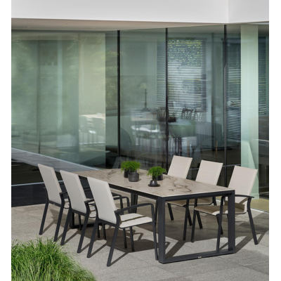 Lioni stapelbare tuinstoel in zwart aluminium en beige luxe textilene