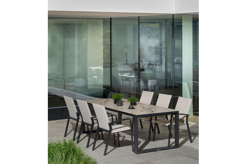 Lioni stapelbare tuinstoel in zwart aluminium en beige luxe textilene