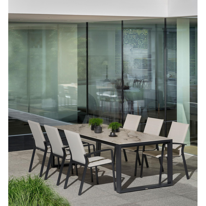 Lioni stapelbare tuinstoel in zwart aluminium en beige luxe textilene