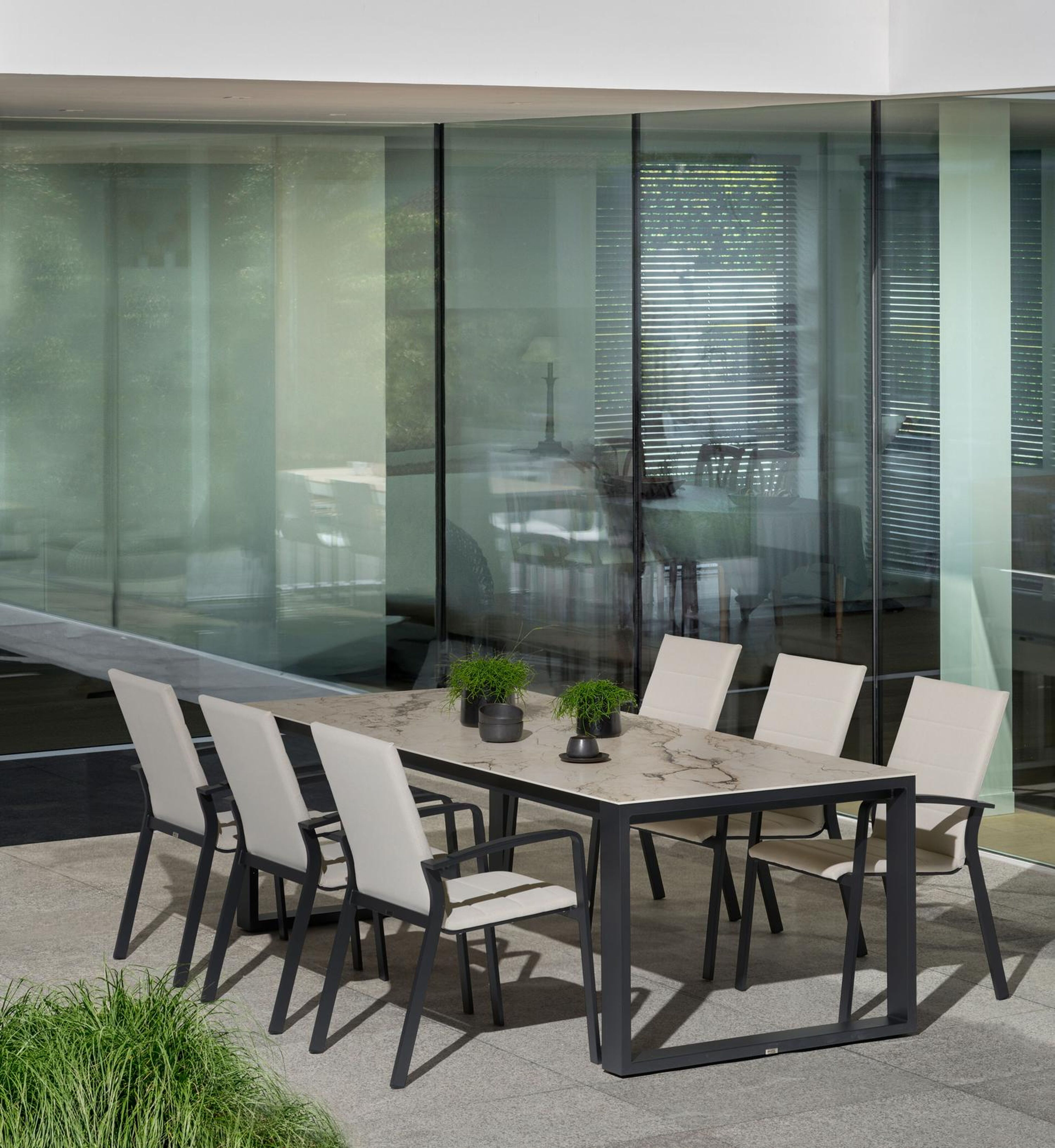 Lioni stapelbare tuinstoel in zwart aluminium en beige luxe textilene