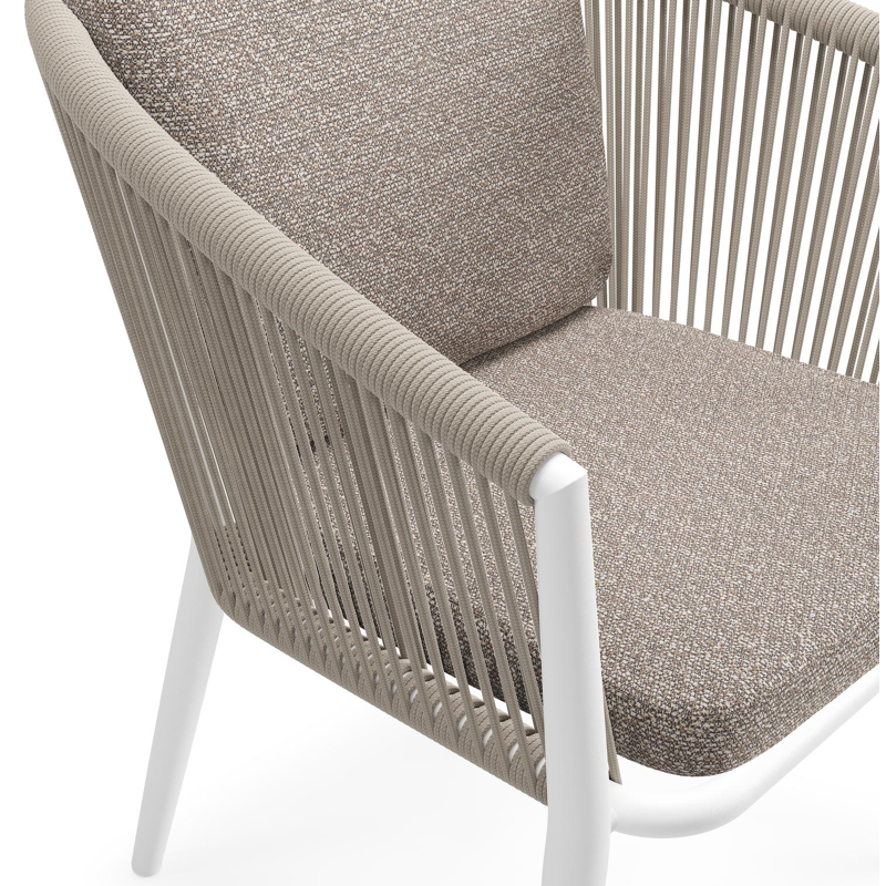 Orso tuinstoel in wit aluminium en beige verticaal geweven ronde rope met luxe zitkussen in All Weather Sunbrella® Luxe Wander Manioc