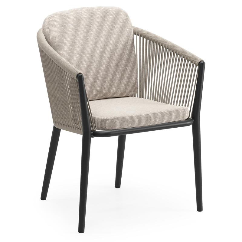 Orso tuinstoel in zwart aluminium en beige verticaal geweven ronde rope met luxe zitkussen in All Weather Sunbrella® Luxe Slow Farafra