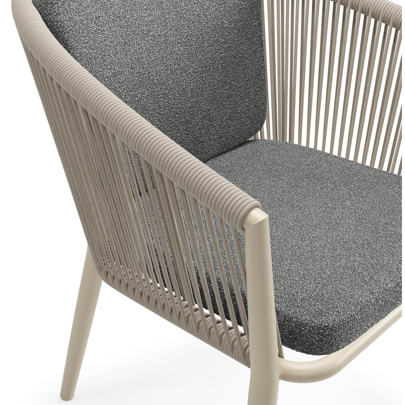 Orso tuinstoel in beige aluminium en beige verticaal geweven ronde rope met zitkussen in All Weather Cosytica Catania Black