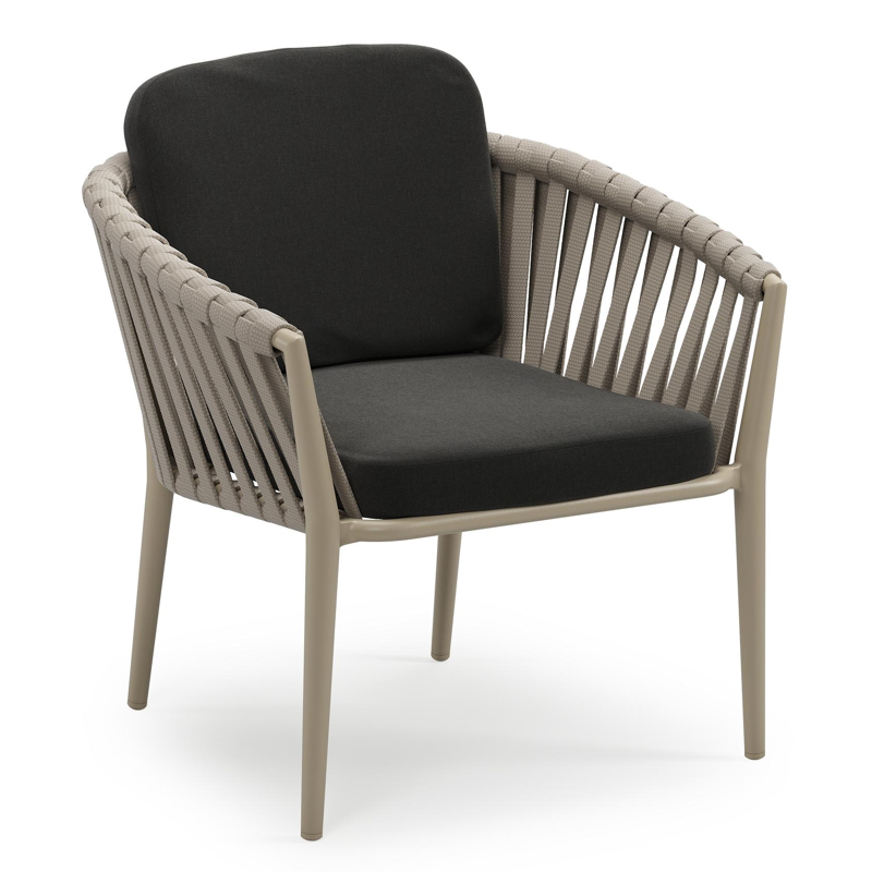 Orso low dining tuinstoel in beige aluminium en beige verticaal geweven luxe vlakke brede rope met stoelkussen in All Weather Sunbrella® Luxe Natte Sooty