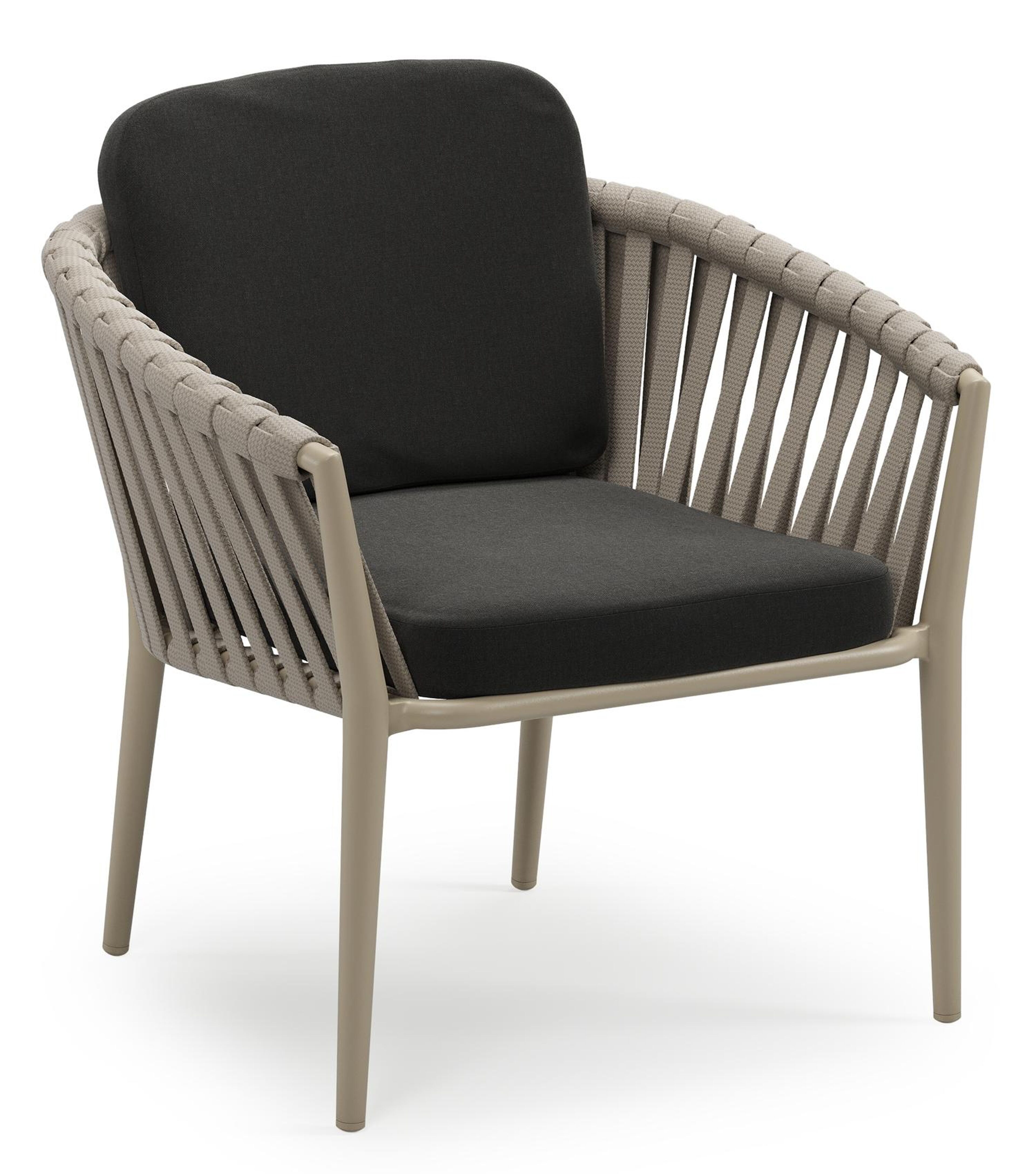 Orso low dining tuinstoel in beige aluminium en beige verticaal geweven luxe vlakke brede rope met stoelkussen in All Weather Sunbrella® Luxe Natte Sooty