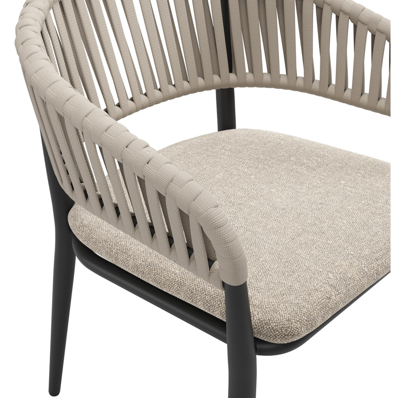 Tolfa stapelbare tuinstoel in zwart aluminium en beige verticaal geweven luxe vlakke brede rope met stoelkussen in All Weather Sunbrella® Luxe Chartres Pewter