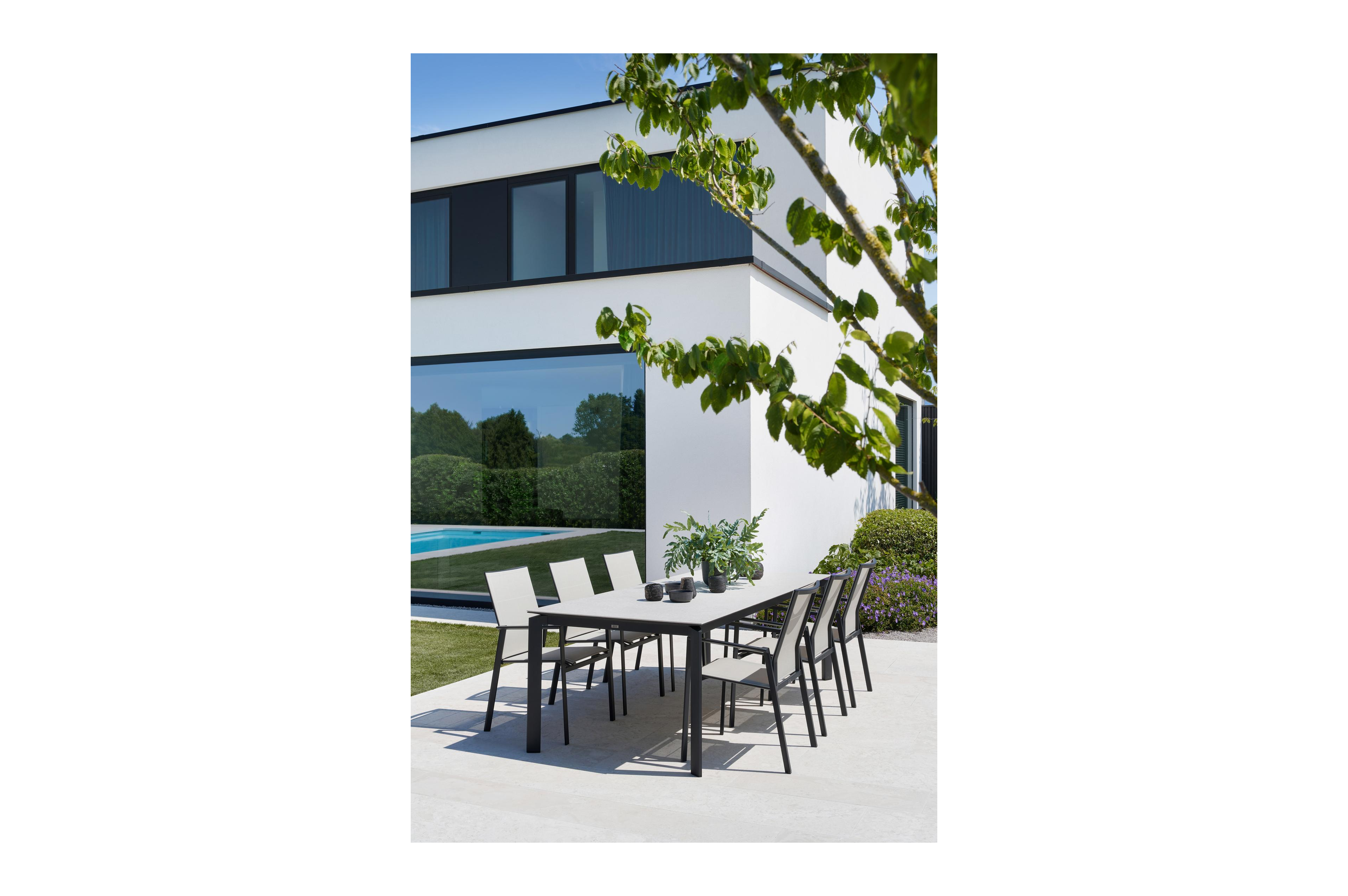 Cirello stapelbare tuinstoel in zwart aluminium en beige textilene