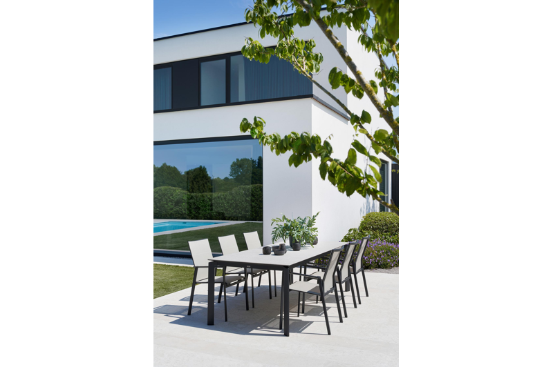 Cirello stapelbare tuinstoel in zwart aluminium en beige textilene