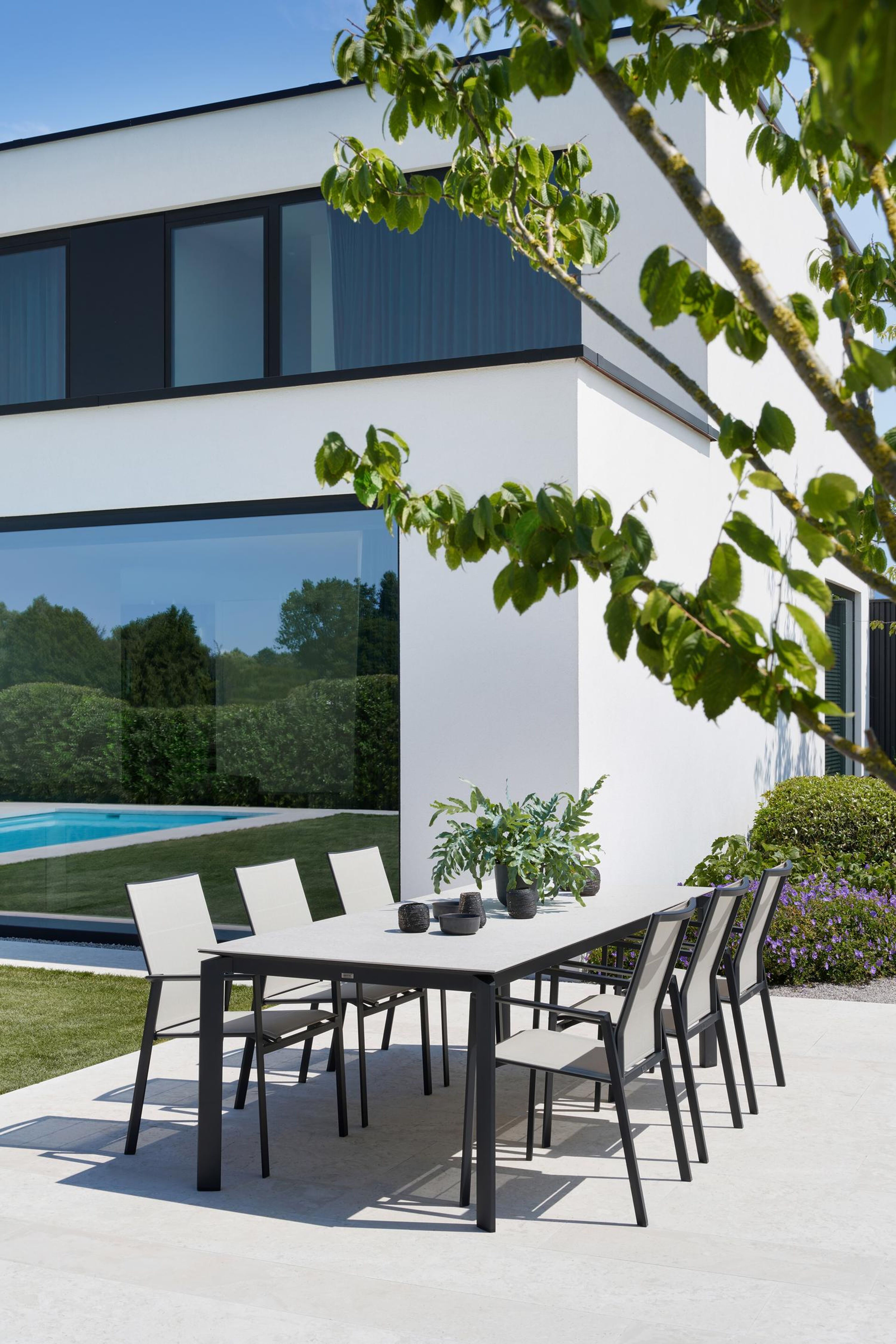 Cirello stapelbare tuinstoel in zwart aluminium en beige textilene