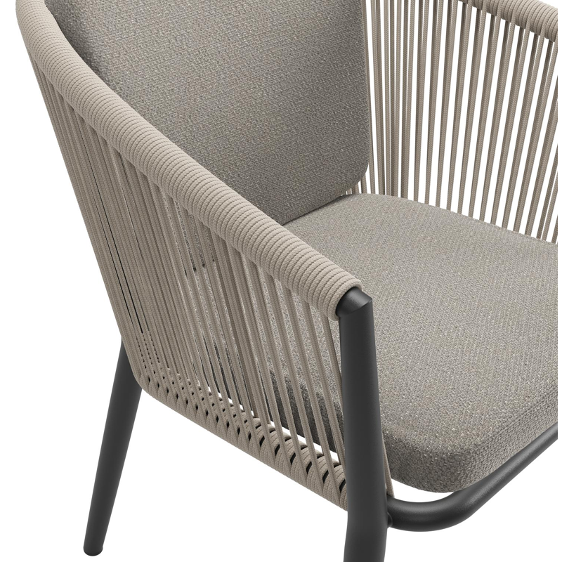 Orso tuinstoel in zwart aluminium en beige verticaal geweven ronde rope met zitkussen in All Weather Sunbrella® Luxe Lopi Silver