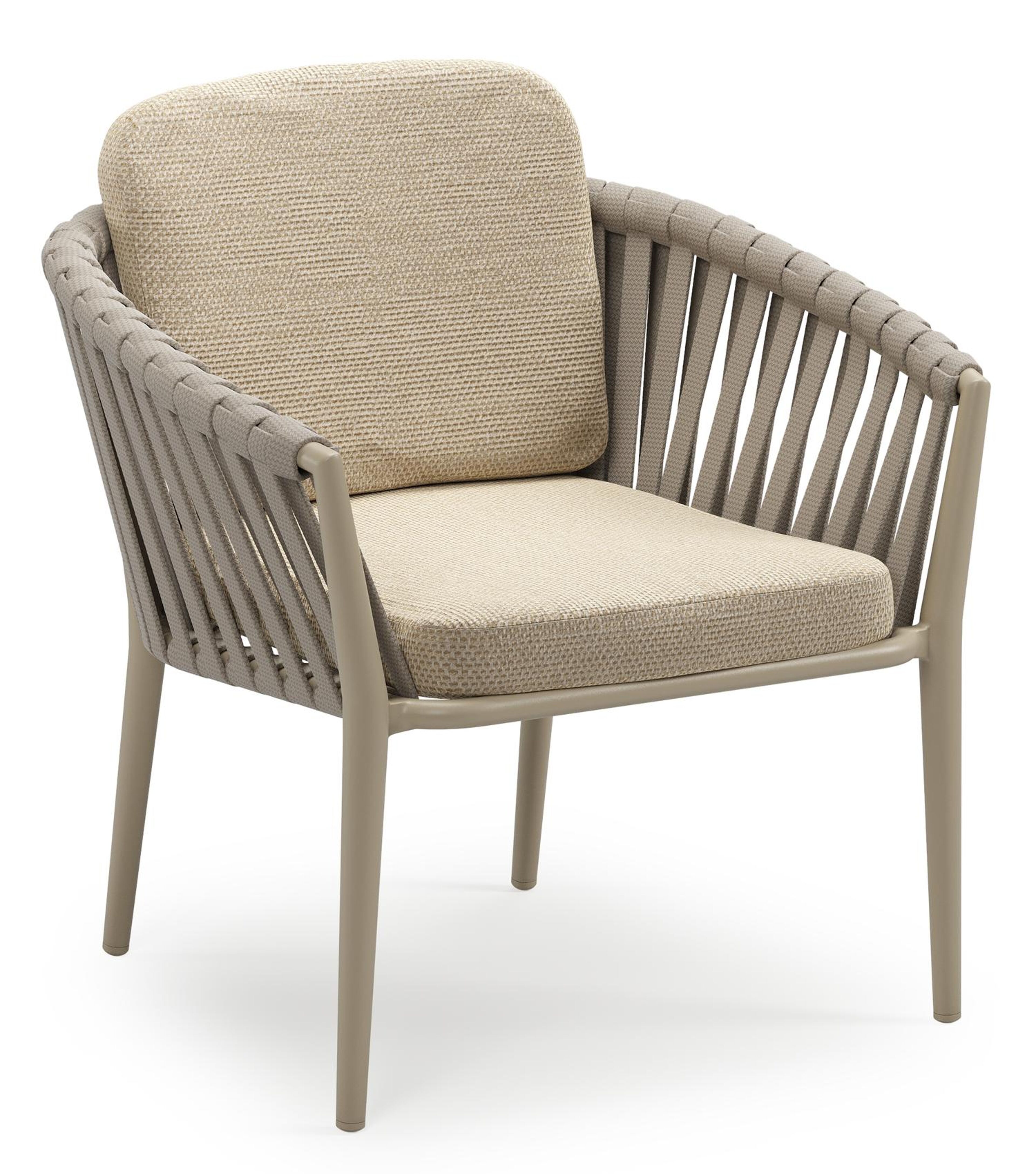 Orso low dining tuinstoel in beige aluminium en beige verticaal geweven luxe vlakke brede rope met stoelkussen in All Weather Cosytica Althea Camel