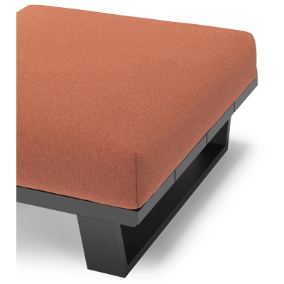 Pagino poef in zwart aluminium met heritage rust all weather sunbrella® luxe kussen