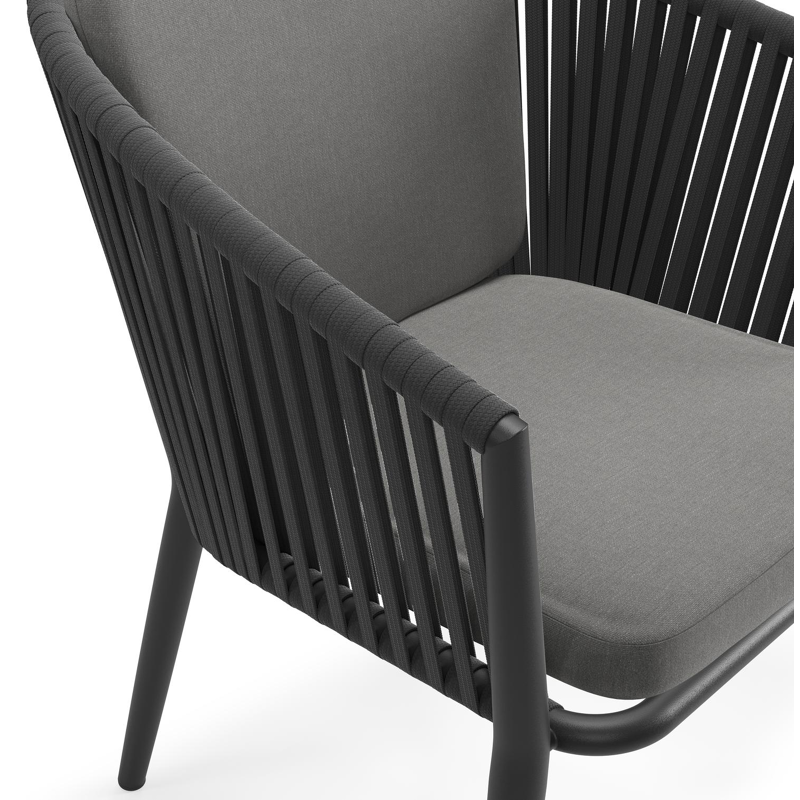 Orso tuinstoel in zwart aluminium en zwart verticaal geweven vlakke rope met kussen in natte charcoal chine all weather sunbrella® luxe