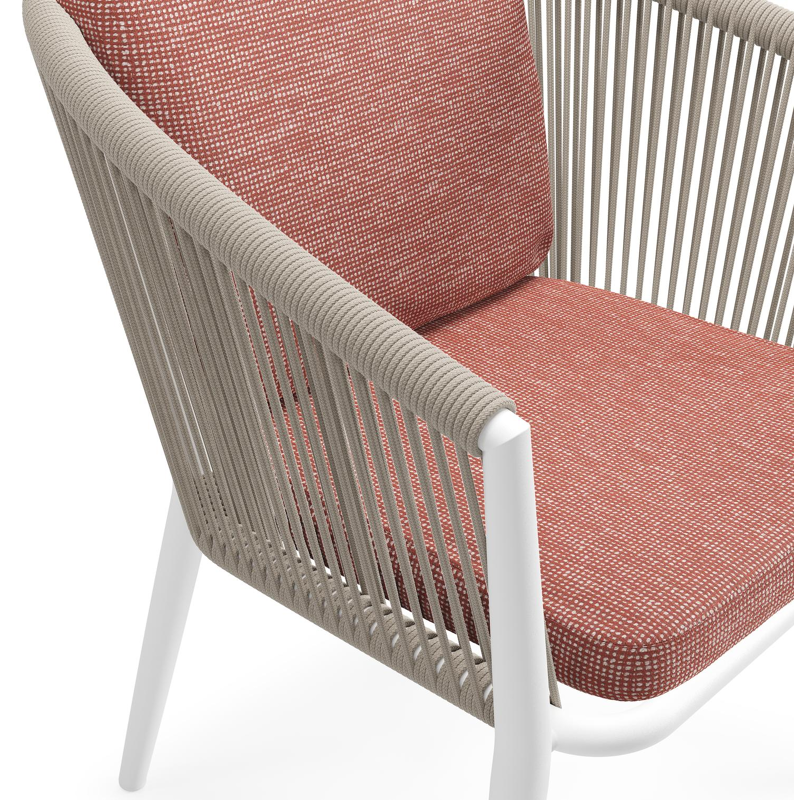 Orso tuinstoel in wit aluminium en beige verticaal geweven ronde rope met luxe zitkussen in All Weather Sunbrella® Luxe Slow Alezan