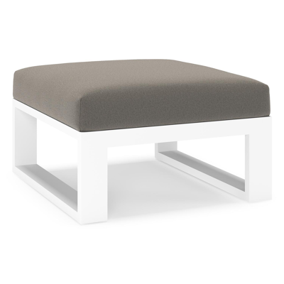 Verato poef in wit aluminium met natte dark taupe all weather sunbrella® luxe kussen