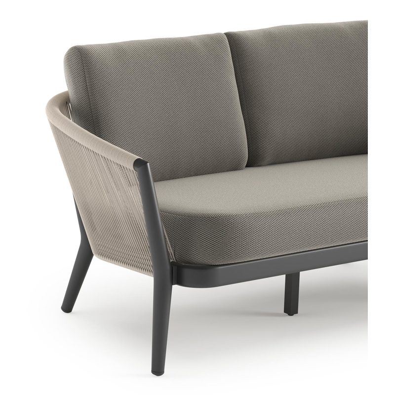 Orso loungebank in zwart aluminium en beige verticaal geweven ronde rope met Lopi Charcoal all weather sunbrella® luxe kussen