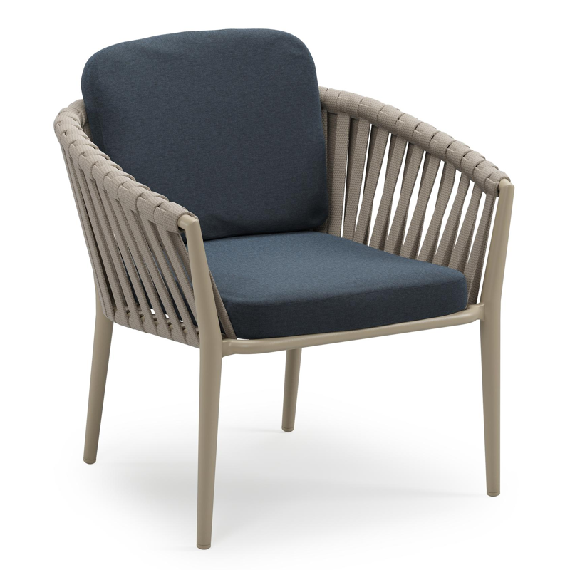 Orso low dining tuinstoel in beige aluminium en beige verticaal geweven luxe vlakke brede rope met stoelkussen in All Weather Sunbrella® Luxe Heritage Indigo