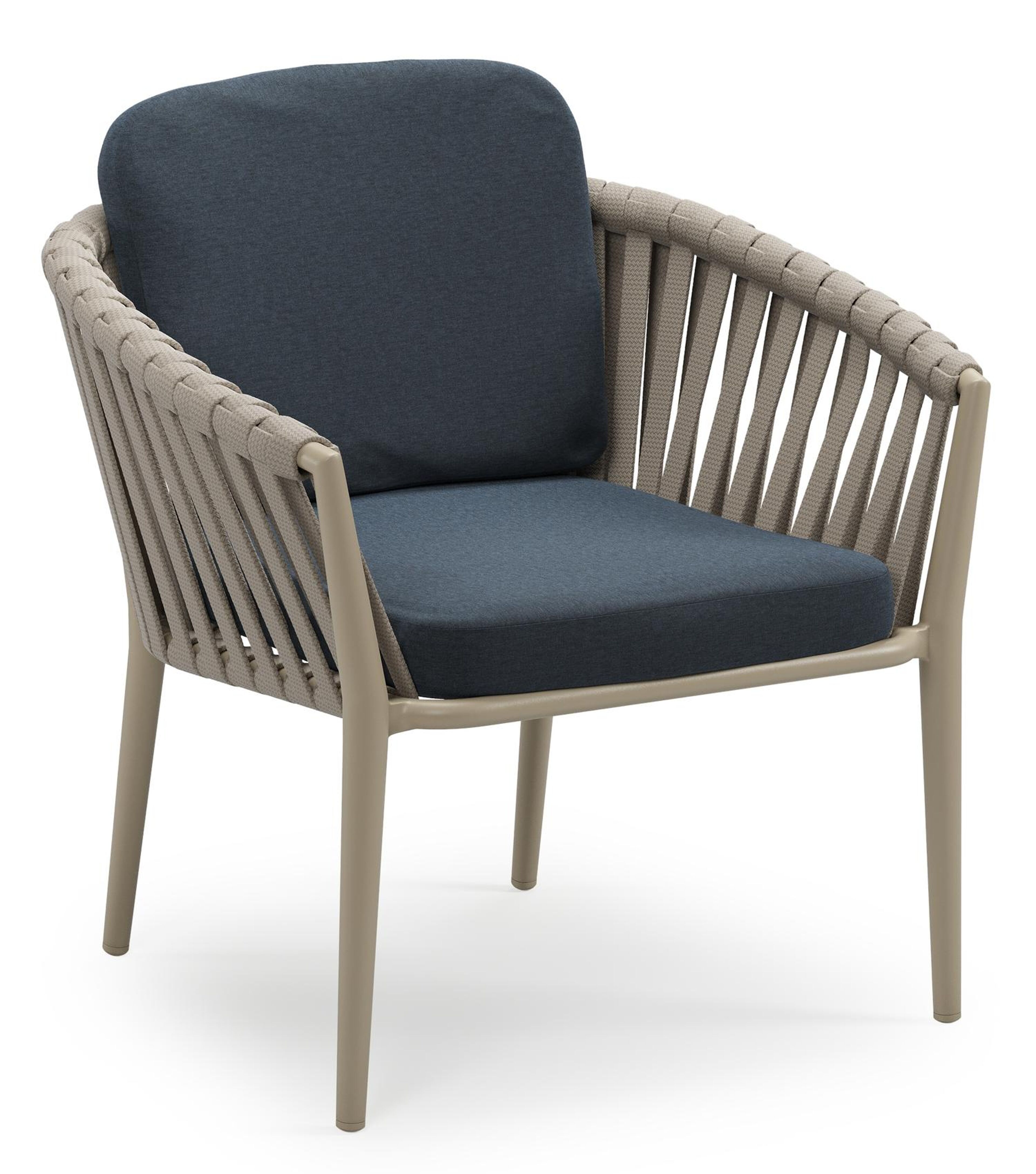 Orso low dining tuinstoel in beige aluminium en beige verticaal geweven luxe vlakke brede rope met stoelkussen in All Weather Sunbrella® Luxe Heritage Indigo
