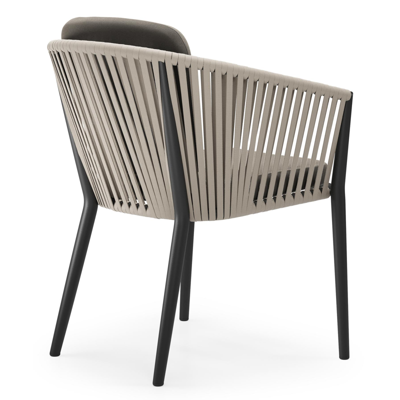 Chaise de jardin Orso en aluminium noir et corde plate tissée verticalement beige avec coussin en All Weather Sunbrella® Luxe Natte Carbon Beige