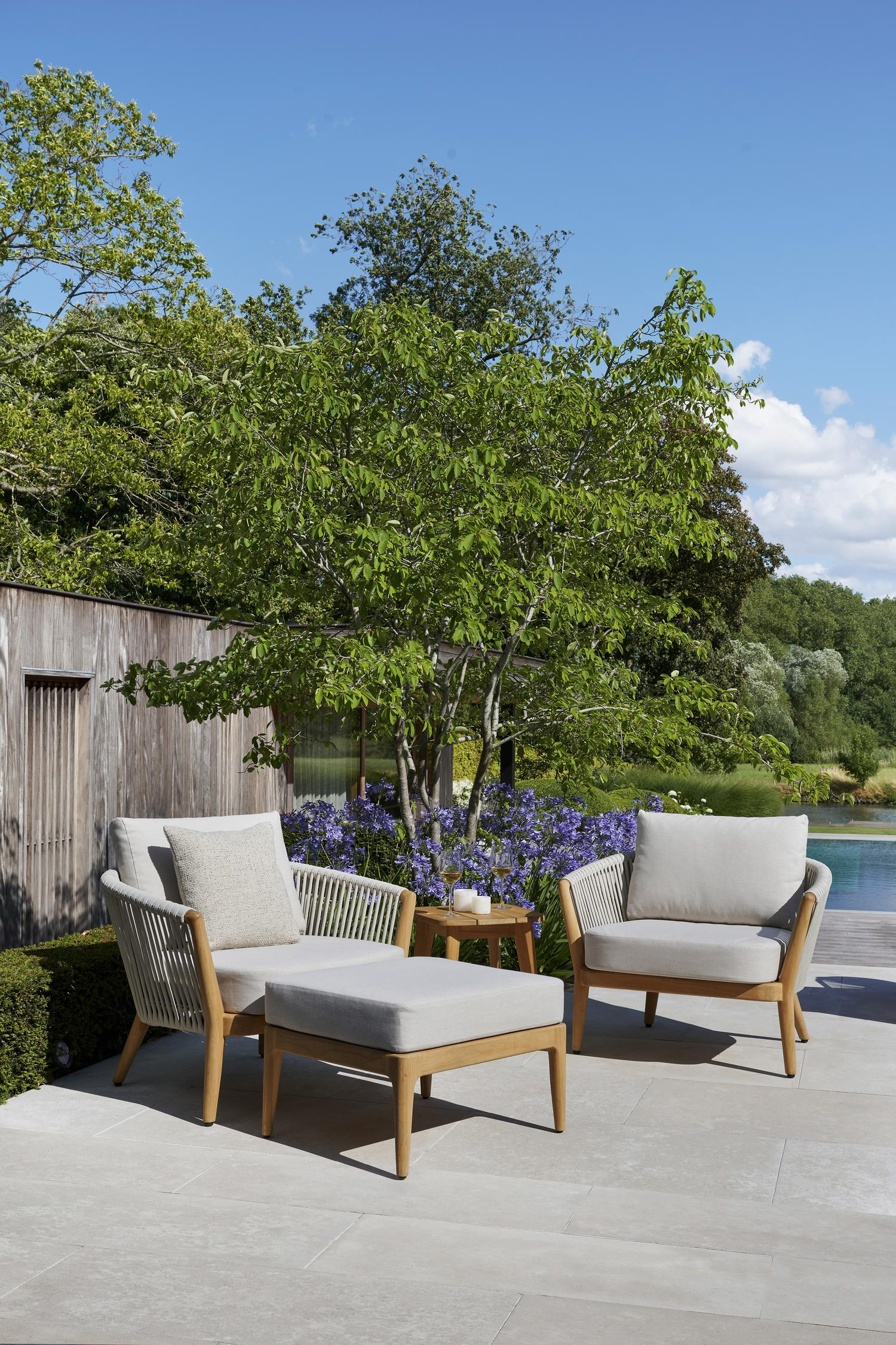 Orso loungestoel in teak en beige verticaal geweven luxe vlakke rope met Lopi Marble all weather sunbrella® luxe kussen