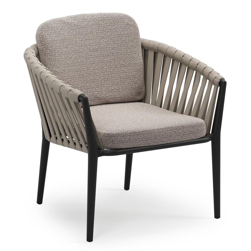 Orso low dining tuinstoel in zwart aluminium en beige verticaal geweven luxe vlakke brede rope met stoelkussen in All Weather Sunbrella® Luxe Wander Granite