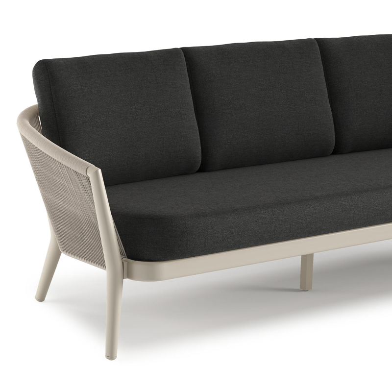 Orso loungeset in beige aluminium en beige verticaal geweven ronde rope met Chartres Sooty all weather sunbrella® luxe kussen