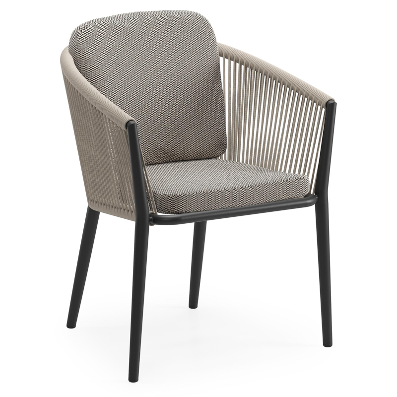 Orso tuinstoel in zwart aluminium en beige verticaal geweven ronde rope met luxe zitkussen in All Weather Sunbrella® Luxe Lopi Pepper