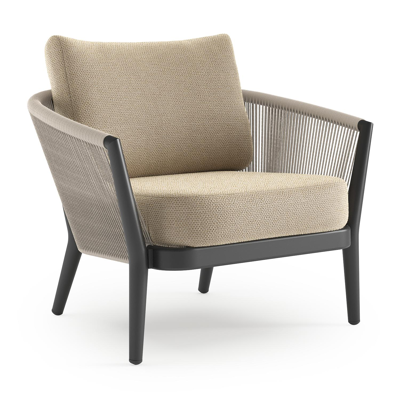 Orso loungestoel in zwart aluminium en beige verticaal geweven ronde rope met Althea Camel all weather cosytica kussen