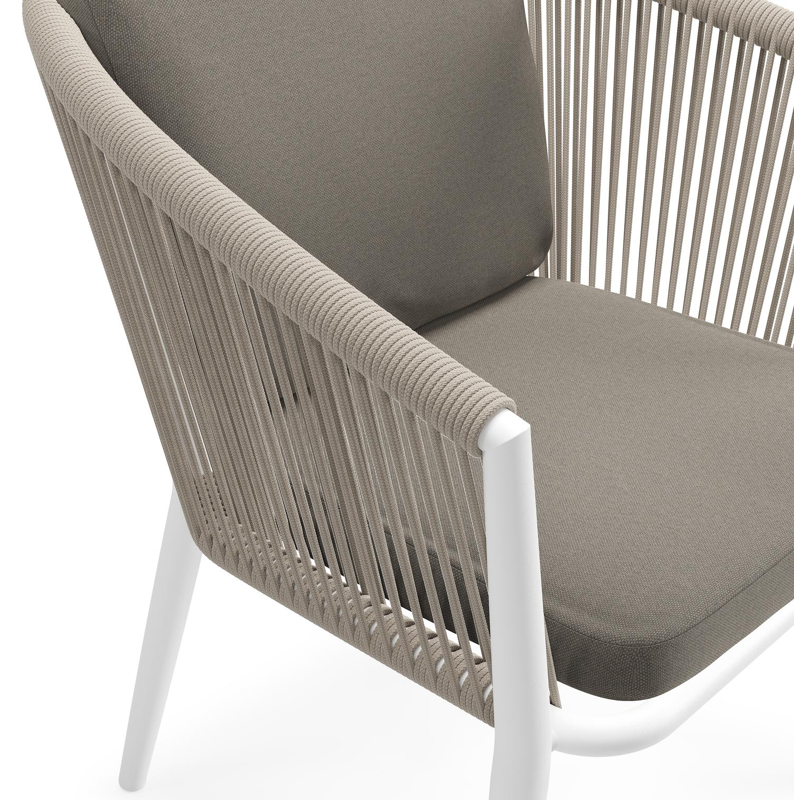 Orso tuinstoel in wit aluminium en beige verticaal geweven ronde rope met luxe zitkussen in All Weather Sunbrella® Luxe Natte Carbon Beige