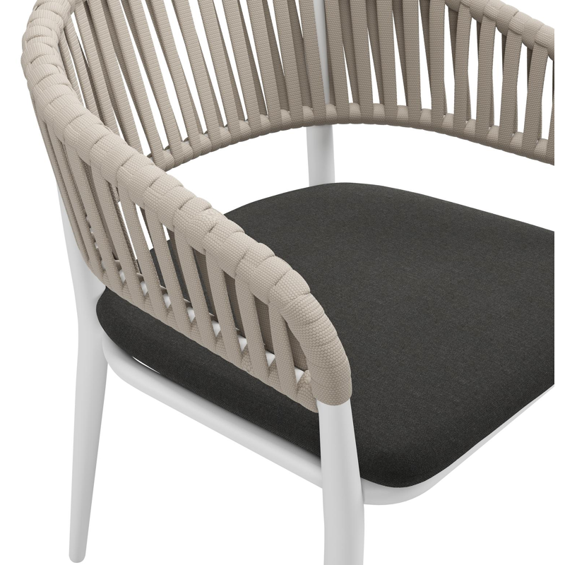 Tolfa stapelbare tuinstoel in wit aluminium en beige verticaal geweven luxe vlakke brede rope met stoelkussen in All Weather Sunbrella® Luxe Natte Sooty