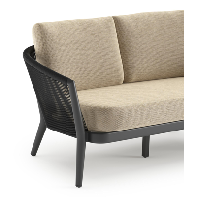 Orso loungebank in zwart aluminium en zwart verticaal geweven ronde rope met Althea Camel all weather cosytica kussen