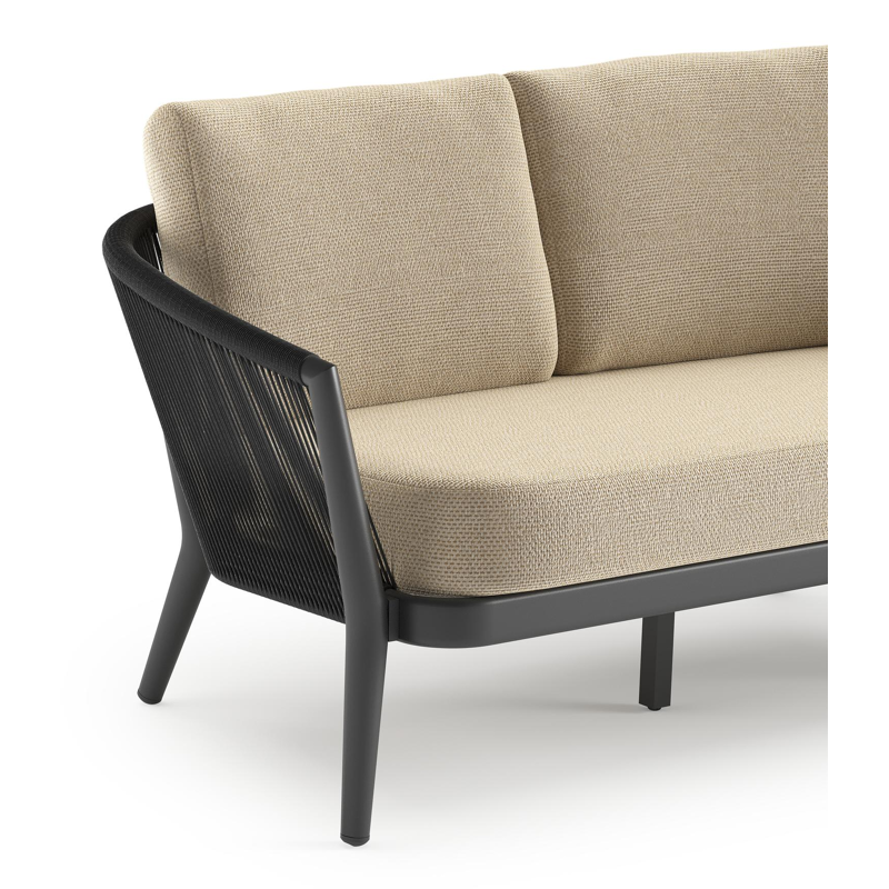 Orso loungebank in zwart aluminium en zwart verticaal geweven ronde rope met Althea Camel all weather cosytica kussen