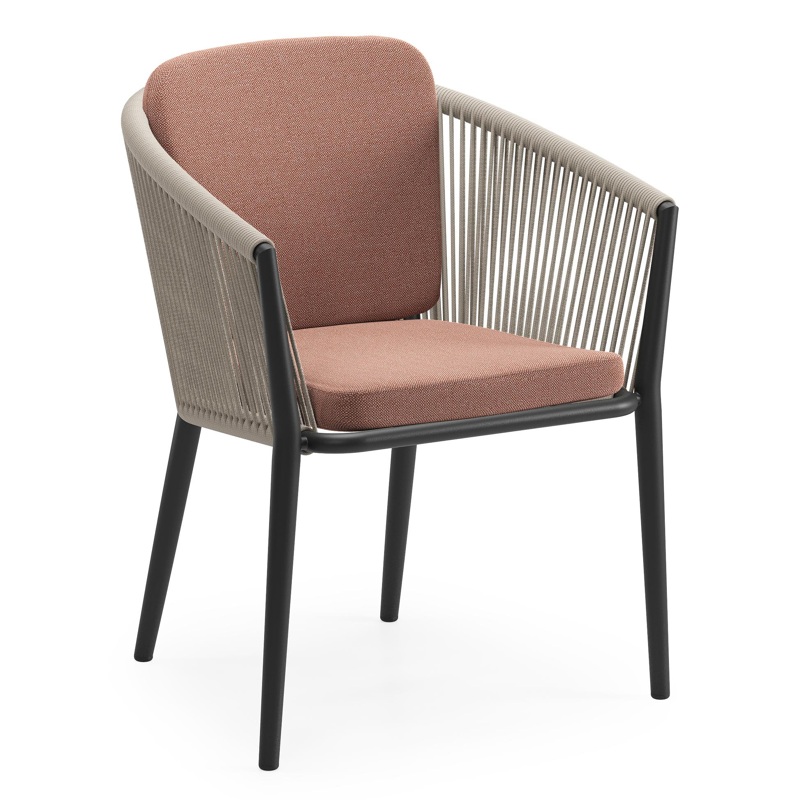 Orso tuinstoel in zwart aluminium en beige verticaal geweven ronde rope met zitkussen in All Weather Sunbrella® Luxe Savane Rust