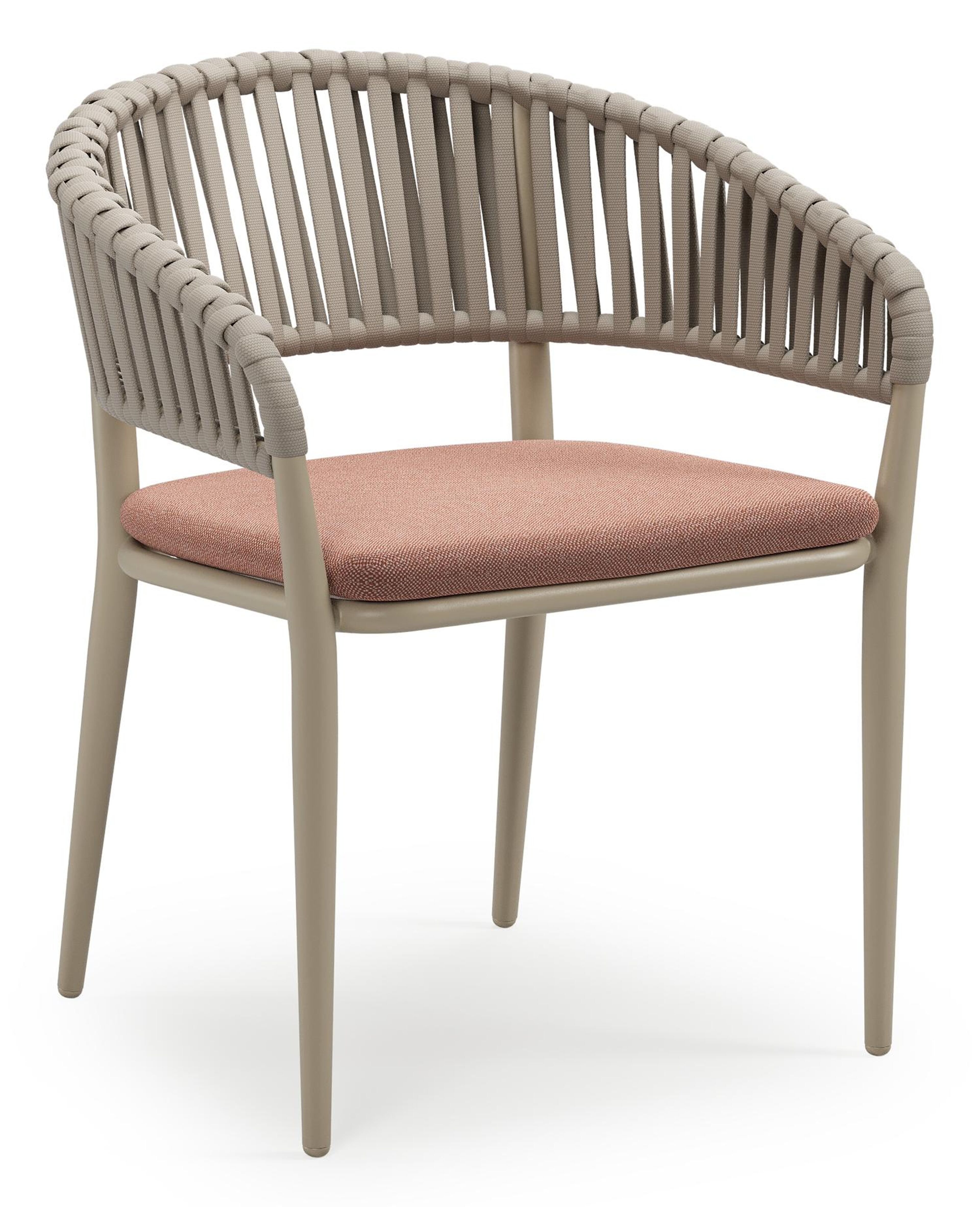 Tolfa stapelbare tuinstoel in beige aluminium en beige verticaal geweven luxe vlakke brede rope met stoelkussen in All Weather Sunbrella® Luxe Savane Rust