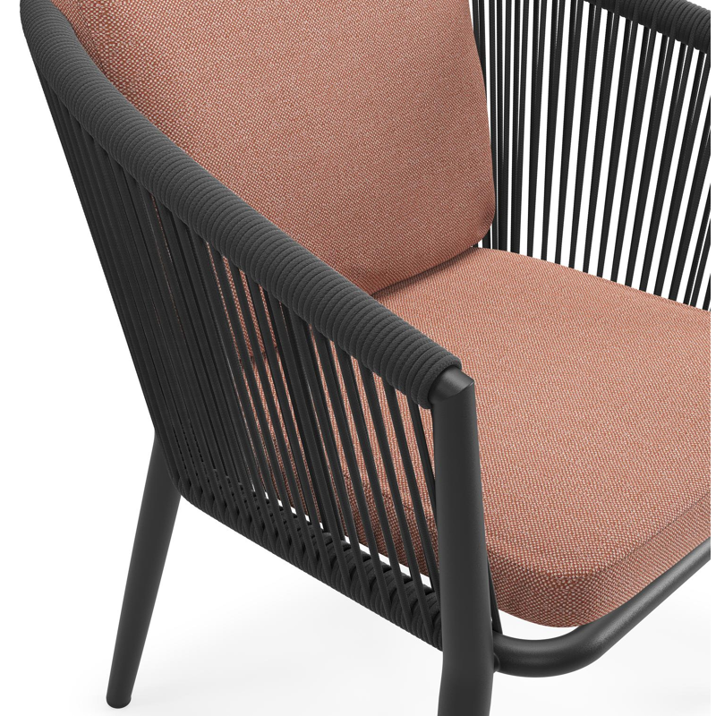 Orso tuinstoel in zwart aluminium en zwart verticaal geweven ronde rope met luxe zitkussen in All Weather Sunbrella® Luxe Savane Rust
