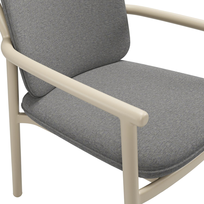 Bono stapelbare tuinstoel in beige aluminium met stoelkussen in All Weather Sunbrella® Luxe Heritage Slate