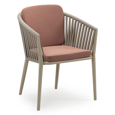 Orso stapelbare tuinstoel in beige aluminium en beige verticaal geweven luxe vlakke brede rope met stoelkussen in All Weather Sunbrella® Luxe Savane Rust