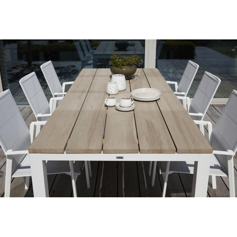 Como tuintafel in wit aluminium met tafelblad in teak - L 240 x B 100 cm