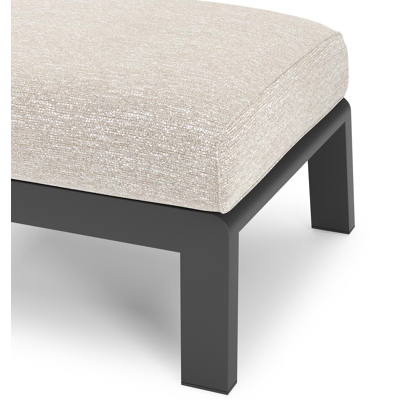 Pouf Cosenzo en aluminium noir et coussins en all weather sunbrella® luxe tundra sand