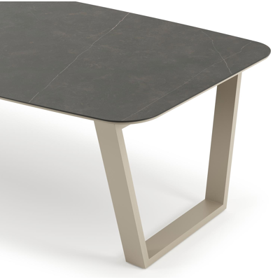 Table de jardin Pagino forme de bateau en aluminium beige et céramique pleine Calatorao - Lg. 255 x Lrg. 115 x Haut. 73 cm