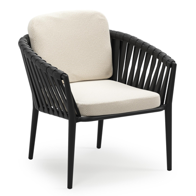 Orso low dining tuinstoel in zwart aluminium en zwart verticaal geweven luxe vlakke brede rope met stoelkussen in All Weather Cosytica Althea Off White