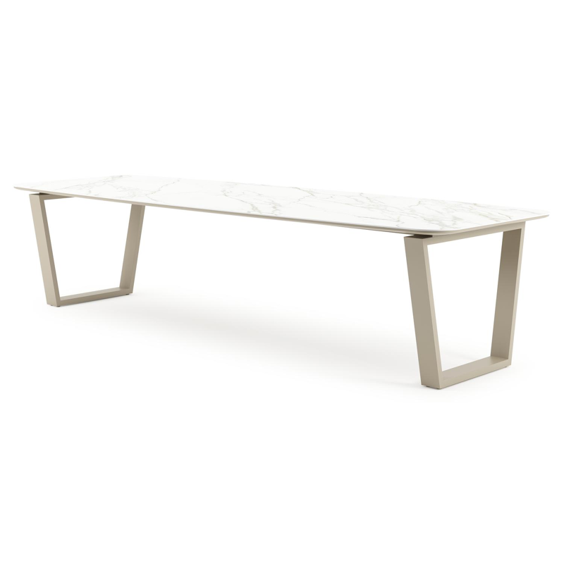 Table de jardin Pagino forme de bateau en aluminium beige et céramique pleine Calacatta - Lg. 315 x Lrg. 115 x Haut. 73 cm
