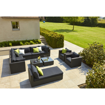 Chaise longue lounge Amari en resine tressee noir avec coussins en polyester 