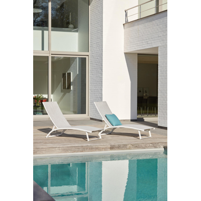 Ensemble de 2 chaises longues réglables Calvia en aluminium blanc avec textilène gris