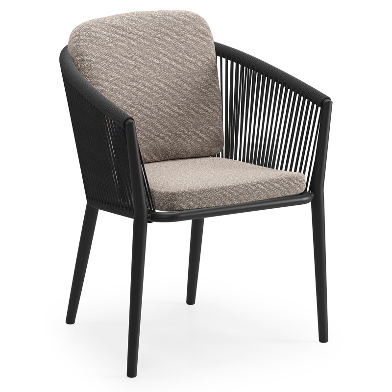 Orso tuinstoel in zwart aluminium en zwart verticaal geweven ronde rope met luxe zitkussen in All Weather Sunbrella® Luxe Wander Manioc