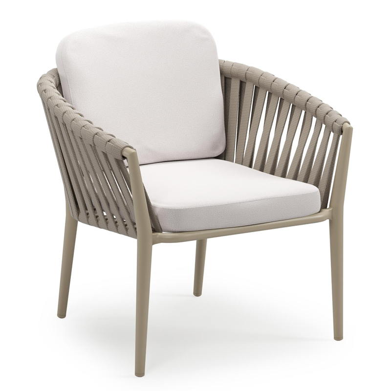 Orso low dining tuinstoel in beige aluminium en beige verticaal geweven luxe vlakke brede rope met stoelkussen in All Weather Sunbrella® Luxe Savane Whisper