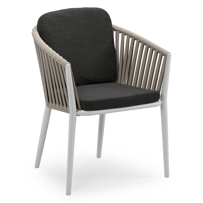 Orso stapelbare tuinstoel in wit aluminium en beige verticaal geweven luxe vlakke brede rope met stoelkussen in All Weather Sunbrella® Luxe Chartres Sooty