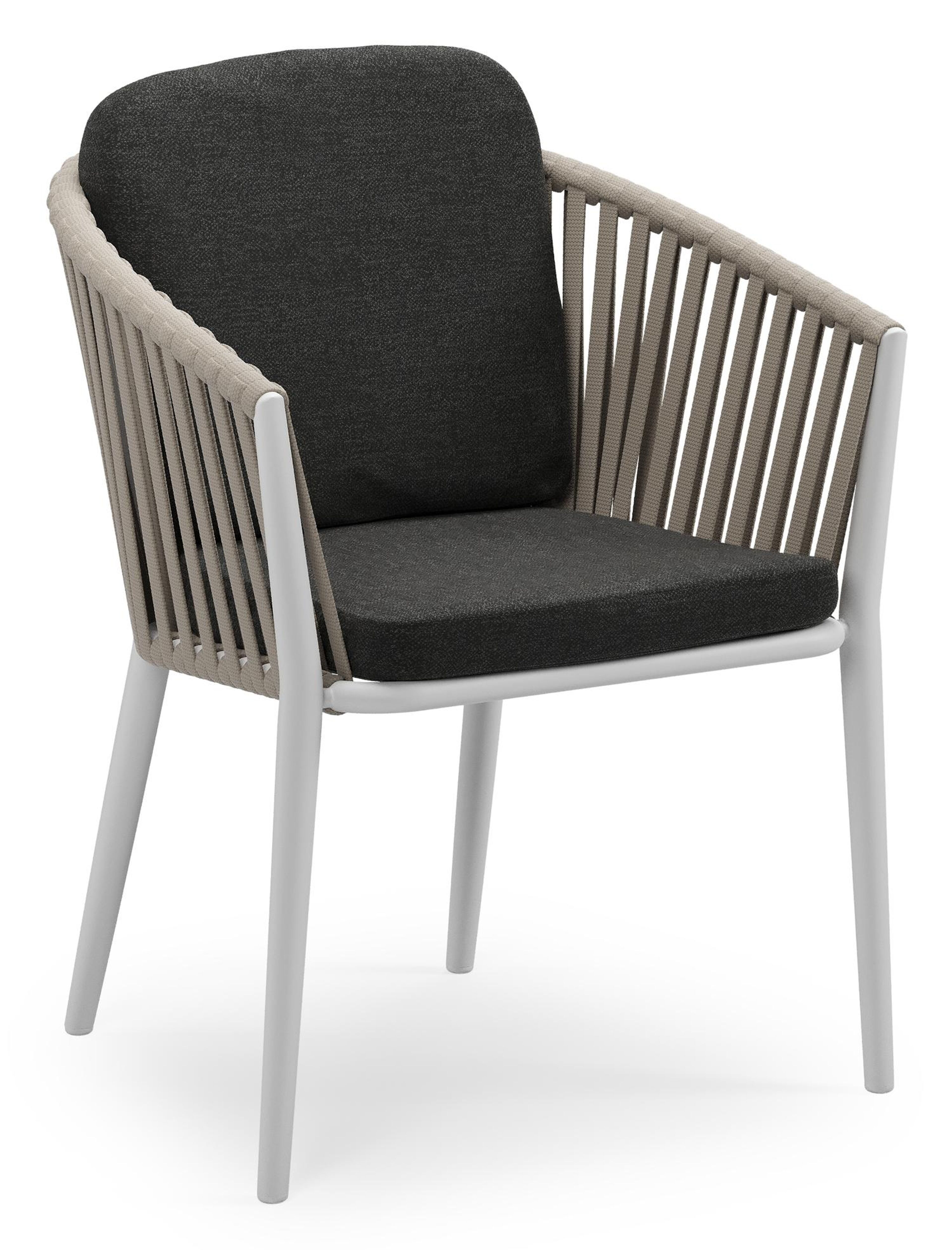 Orso stapelbare tuinstoel in wit aluminium en beige verticaal geweven luxe vlakke brede rope met stoelkussen in All Weather Sunbrella® Luxe Chartres Sooty