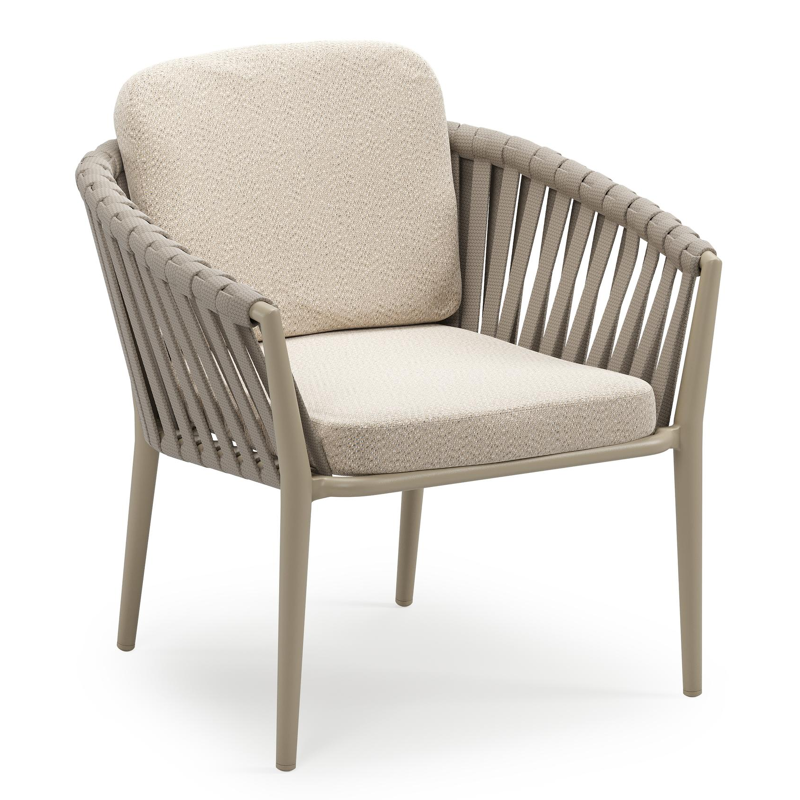 Orso low dining tuinstoel in beige aluminium en beige verticaal geweven luxe vlakke brede rope met stoelkussen in All Weather Sunbrella® Luxe Lopi Sand